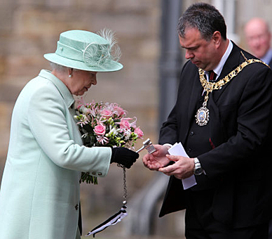 Queen Elizabeth, July 1, 2013 | The Royal Hats Blog