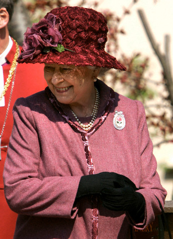 Queen Elizabeth, April 8, 2007 in Rachel Trevor Morgan | Royal Hats