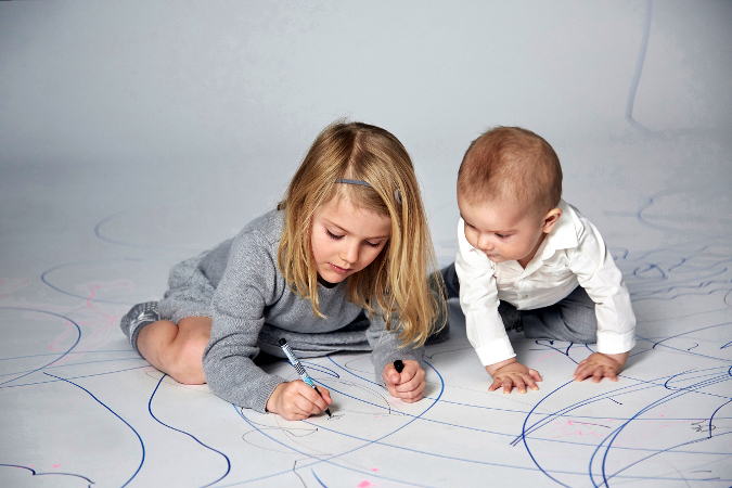 H.K.H. Kronprinsessan Victorias barn: Prinsessan Estelle, och Prins Oscar H.K.H. Prinsessan Estelle / HRH Princess Estelle; H.K.H. Prins Oscar / HRH Prince Oscar