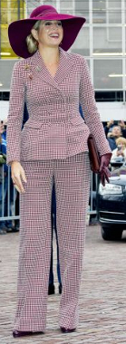 Jan 12, 2018 in Fabienne Delvigne | Royal Hats