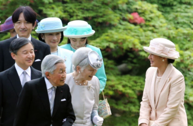 Apr 25, 2018 | Royal Hats